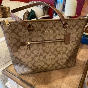 Coach - Gallery Tote Signature Canvas in Brown